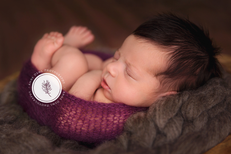 schlafende_neugeborenenfotos_niedliche_babybilder_babyfotografie_freising_anne_deml_babyfotograf_muenchen_geburt_krankenhaus_babyfotografie_babyaccessoires_anne_geddes_julie_06