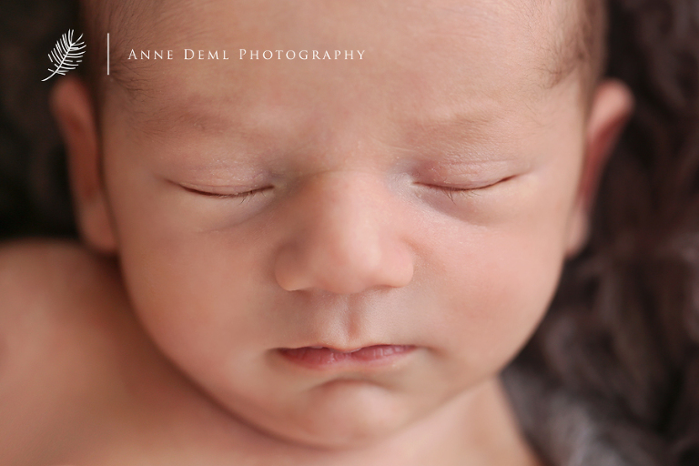 baby_babybilder_augsburg_babyfotograf_babyshooting_anne_deml_fotostudio_babyfotografie_besondere_neugeborenenbilder_krankenhaus_geburt_hebamme_paul_15
