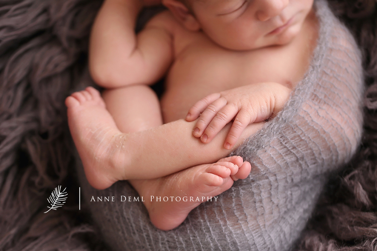 neugeborenenfotos_muenchen_babyfotograf_babyfotos_babybilder_babyfotografie_augsburg_babyshooting_freising_lachendes_neugeborenes_niedliches_baby_geburt_hebamme_eltern_paul_5