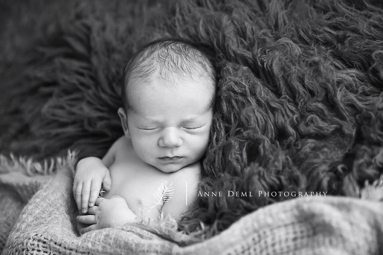 schlafendes_baby_suesse_babybilder_neugeborenenshooting_babyfotografin_muenchen_professionelles_babyshooting_anne_deml_niedliches_baby_paul_6