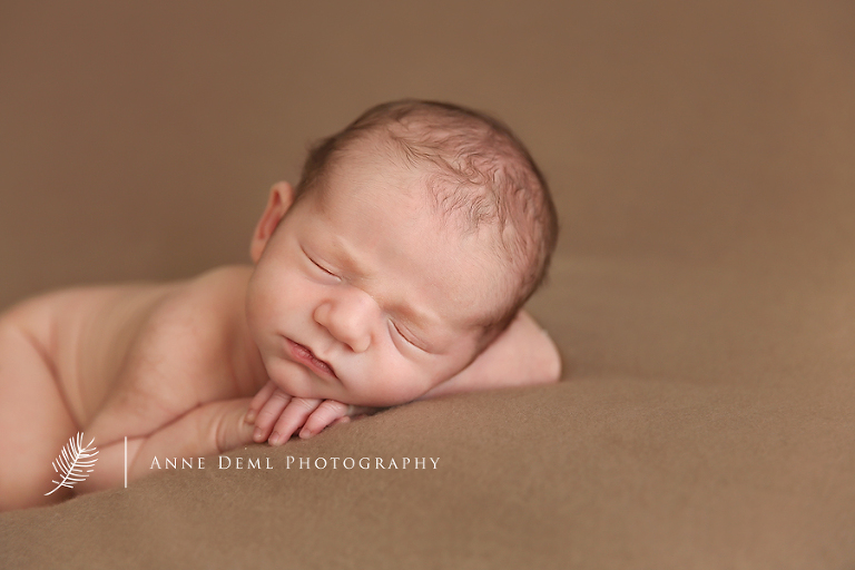 schlafendes_baby_suesse_babybilder_neugeborenenshooting_babyfotografin_muenchen_professionelles_babyshooting_anne_deml_niedliches_baby_paul_8