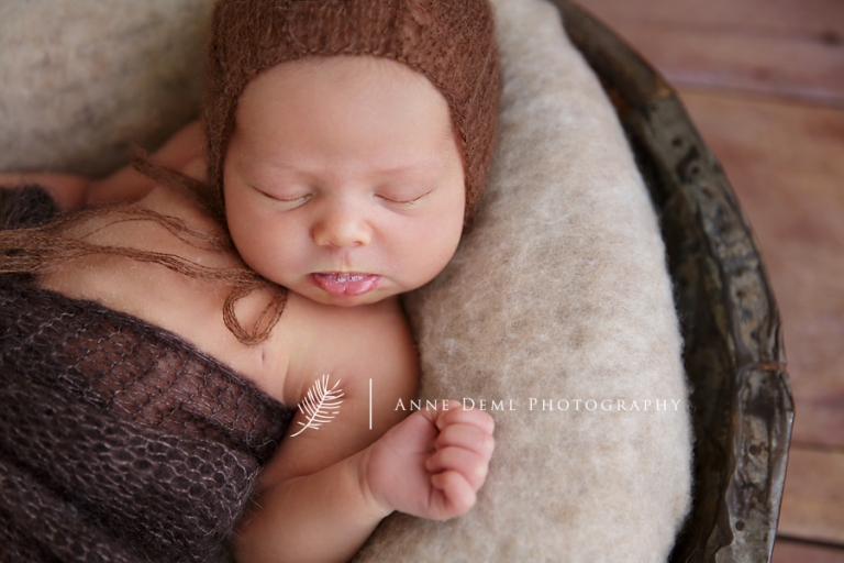 suesse_neugeborenenbilder_muenchen_fotostudio_anne_deml_hebamme_geburt_baby_clara_13