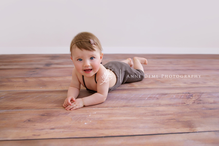 babyfotos_fotostudio_im_ersten_jahr_babyfotograf_anne_deml_bayern_muenchen_natuerliche_babybilder_natalie