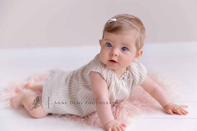 suesse_ungezwungene_babyfotos_babybilder_muenchen_babyfotografie_freising_babyshooting_anne_deml_isabell_3