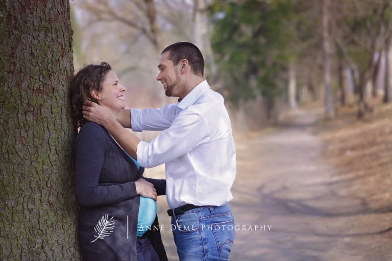 natuerliche_babybauchfotos_muenchen_park_outdoor_ungestellt_anne_deml_babyfotograf_regine