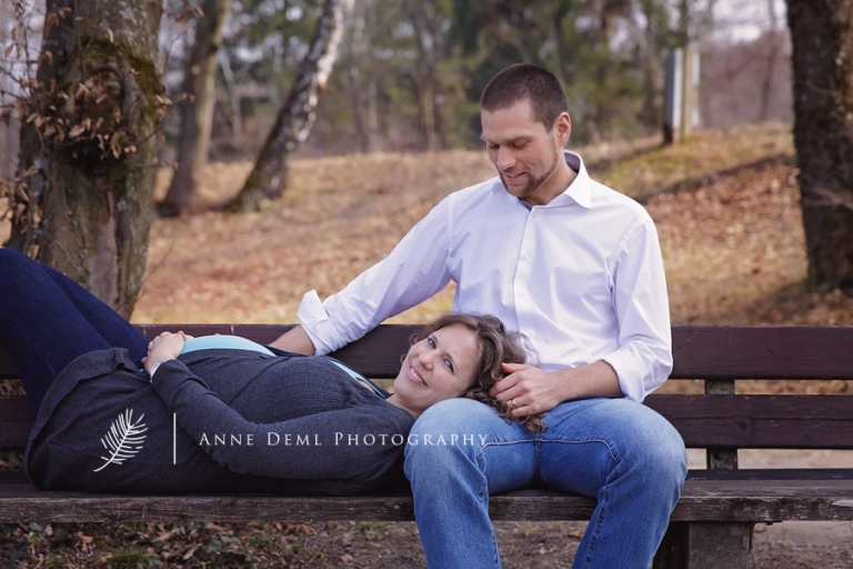natuerliche_babybauchfotos_muenchen_park_outdoor_ungestellt_anne_deml_babyfotograf_regine_6