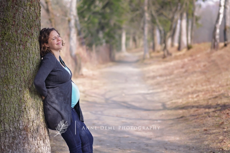 natuerliche_babybauchfotos_muenchen_park_outdoor_ungestellt_anne_deml_babyfotograf_regine_8