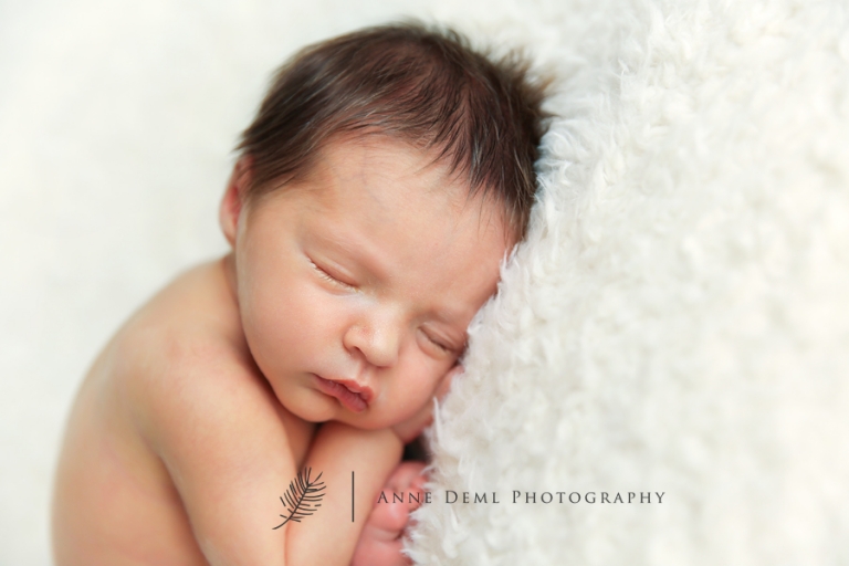 suesse_babybilder_muenchen_babyfotograf_anne_deml_fotostudio_neugeborene_hebamme_krankenhaus_elena_2