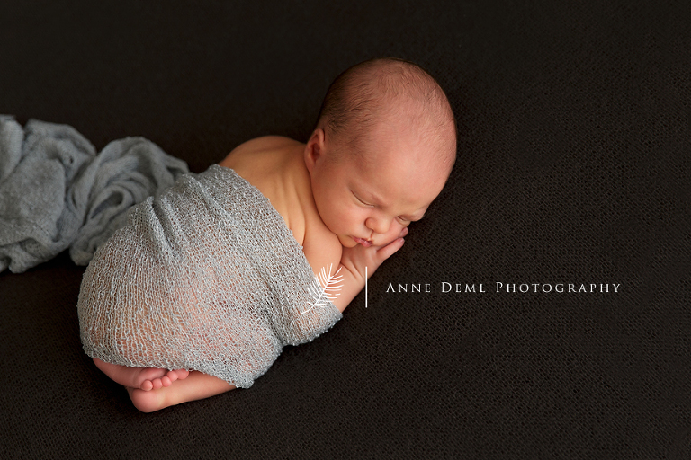 schlafende_baby_professionelle_babybilder_augsburg_neugeborenenshooting_babyfotografie_niedlich_jonathan_8