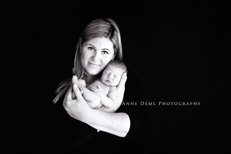 neugeborene_mit_mama_schlafende_neugeborenenfotos_babyfotos_anne_deml_babyfotografie_muenchen_leonie_18