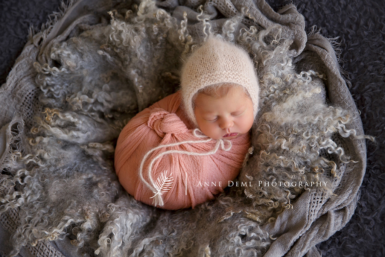 professioneller_babyfotograf_augsburg_anne_deml_babyshooting_fotostudio_neugeborene_geburt_hebamme_leonie_5