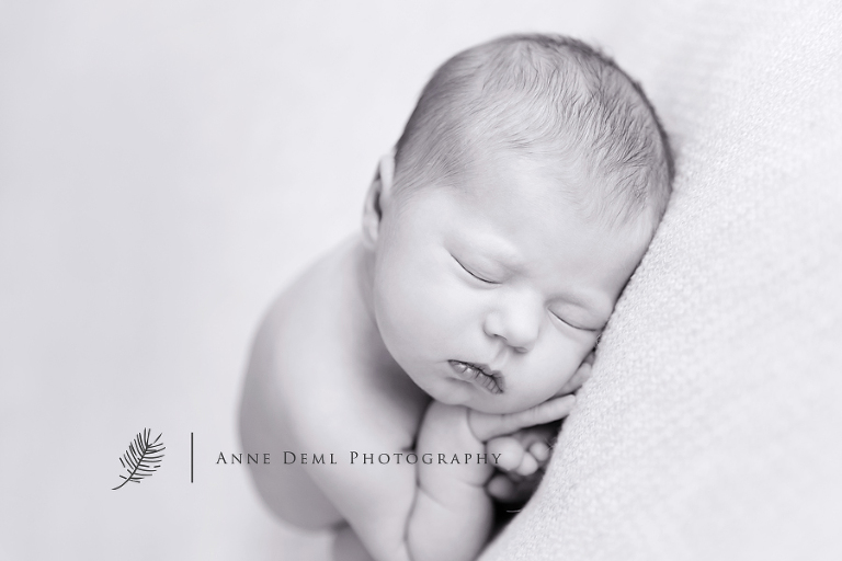 professioneller_babyfotograf_augsburg_anne_deml_babyshooting_fotostudio_neugeborene_geburt_hebamme_leonie_6