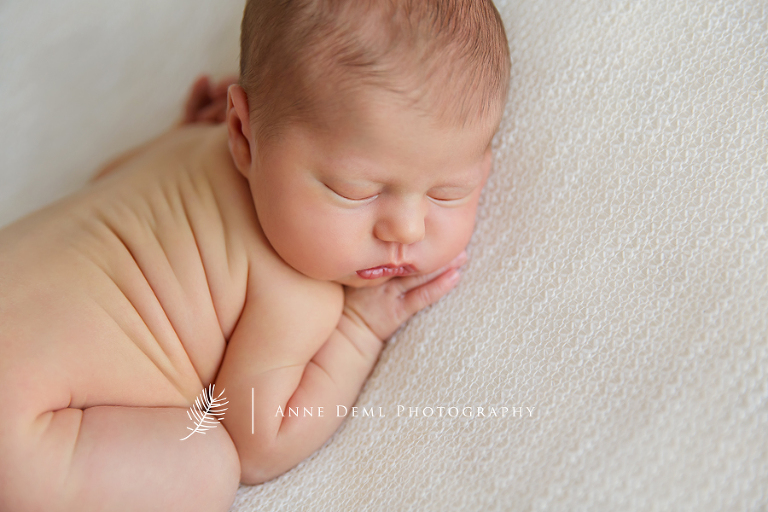 professioneller_babyfotograf_augsburg_anne_deml_babyshooting_fotostudio_neugeborene_geburt_hebamme_leonie_8