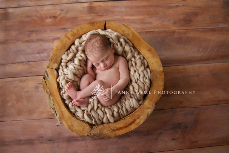 niedliche_neugeborene_babyshooting_augsburg_anne_deml_babyfotograf_hebamme_babybilder_geburt_victoria_1