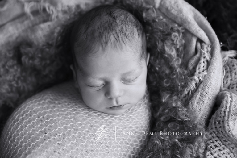 niedliche_neugeborene_babyshooting_augsburg_anne_deml_babyfotograf_hebamme_babybilder_geburt_victoria_2