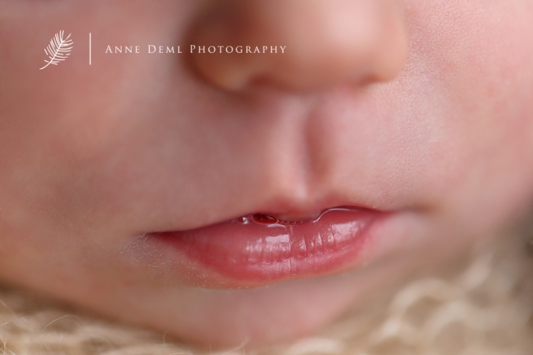 niedliche_neugeborene_babyshooting_augsburg_anne_deml_babyfotograf_hebamme_babybilder_geburt_victoria_3