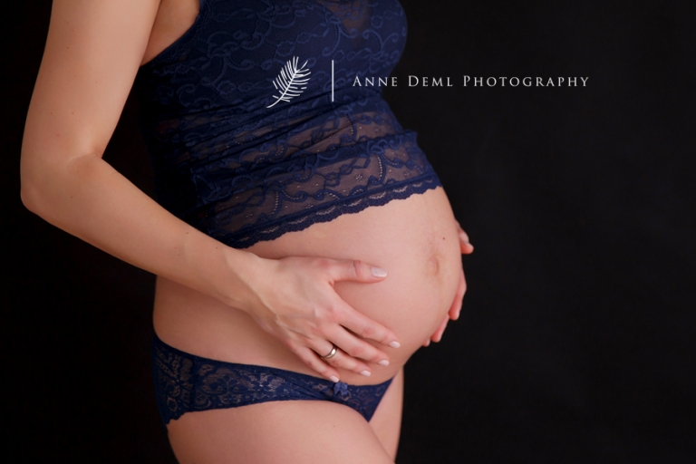 schwangerschaftsshooting_muenchen_babybauchbilder_unterwaesche_gefuehlvolle_schwangerschafsfotos_anne_deml_babyfotograf_augsburg_nadine_13