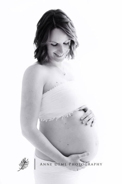 schoene_babybauchbilder_muenchen_fotostudio_anne_deml_freising_ungezwungene_schwangerschaftsfotografie_baby_babybauch_unterwaesche_geburt_hebamme_jasmin_6