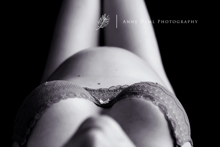 schoene_babybauchbilder_muenchen_fotostudio_anne_deml_freising_ungezwungene_schwangerschaftsfotografie_baby_babybauch_unterwaesche_geburt_hebamme_jasmin_8
