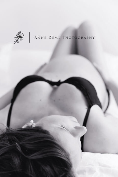 schoene_babybauchbilder_muenchen_fotostudio_anne_deml_freising_ungezwungene_schwangerschaftsfotografie_baby_babybauch_unterwaesche_geburt_hebamme_jasmin_9