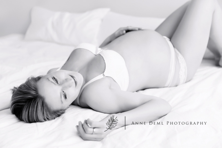 schwangerschaftsshooting_muenchen_babybauchbilder_unterwaesche_gefuehlvolle_schwangerschafsfotos_anne_deml_babyfotograf_augsburg_nadine_14