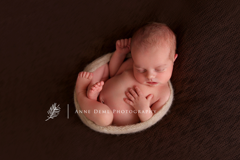 babyfotos_augsburg_babyfotograf_augsburg_babyshooting_professionelle_babybilder_fotostudio_anne_deml_niedliche_neugeborene_hebamme_krankenhaus_felix_3