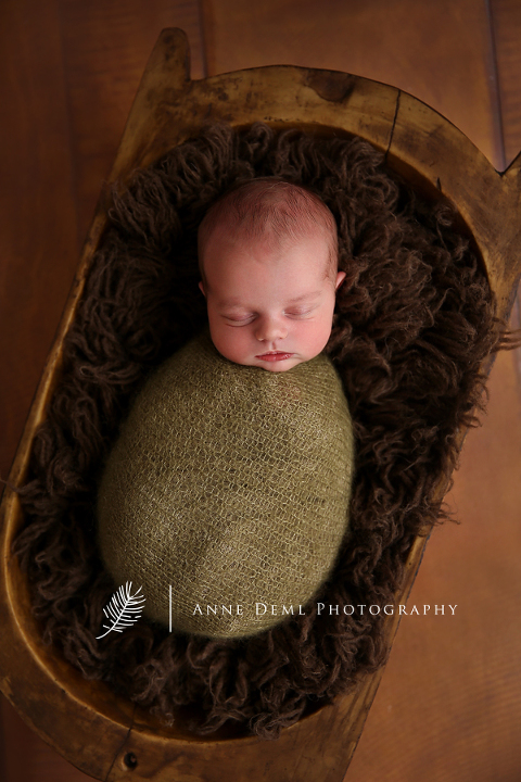 babyfotos_augsburg_babyfotograf_augsburg_babyshooting_professionelle_babybilder_fotostudio_anne_deml_niedliche_neugeborene_hebamme_krankenhaus_felix_4