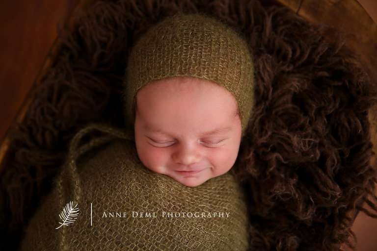 lachende_neugeborene_engelslaecheln_anne_geddes_besondere_erinnerungen_geburt_krankenhaus_anne_deml_babyfotograf_muenchen_fotostudio_felix_10