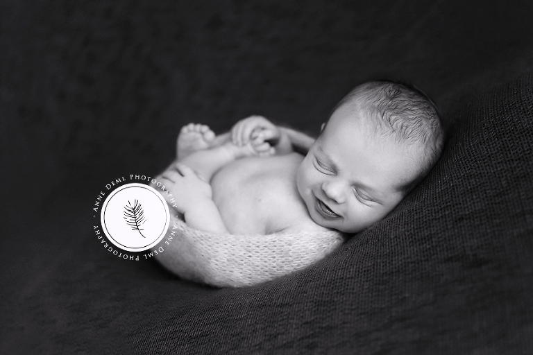 lachende_neugeborene_engelslaecheln_anne_geddes_besondere_erinnerungen_geburt_krankenhaus_anne_deml_babyfotograf_muenchen_fotostudio_felix_12