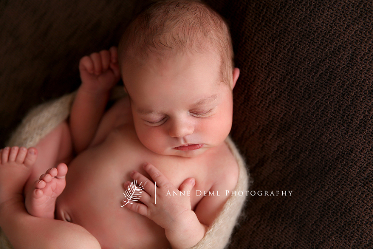 lachende_neugeborene_engelslaecheln_anne_geddes_besondere_erinnerungen_geburt_krankenhaus_anne_deml_babyfotograf_muenchen_fotostudio_felix_13