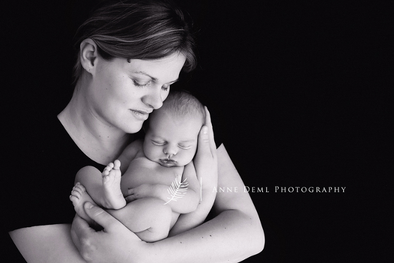 neugeborenenfotos_mit_mama_elternfotos_baby_anne_deml_babystudio_muenchen_professioneller_babyfotograf_babyshooting_geburt_hebamme_felix_14