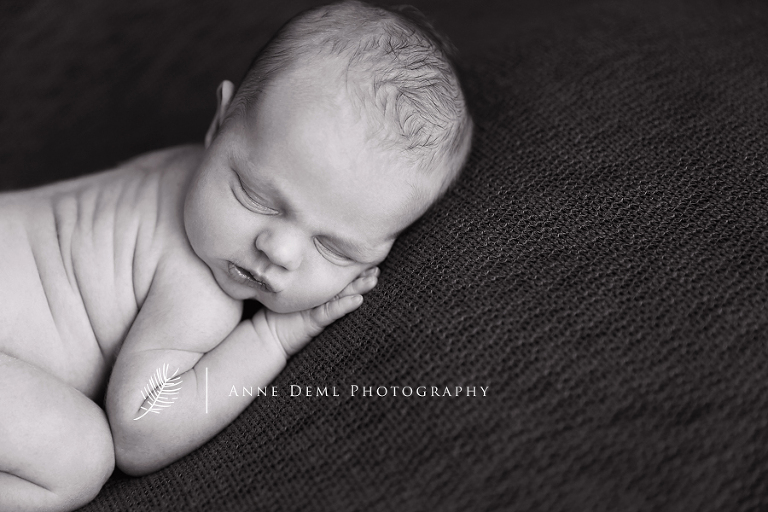 neugeborenenfotos_mit_mama_elternfotos_baby_anne_deml_babystudio_muenchen_professioneller_babyfotograf_babyshooting_geburt_hebamme_felix_17