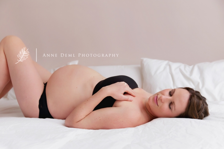 geschmackvolle_natureliche_babybauchfotografie_augsburg_anne_deml_babyfotograf_muenchen_fotostudio_schwangerschaft_babybauch_jasmin0_1