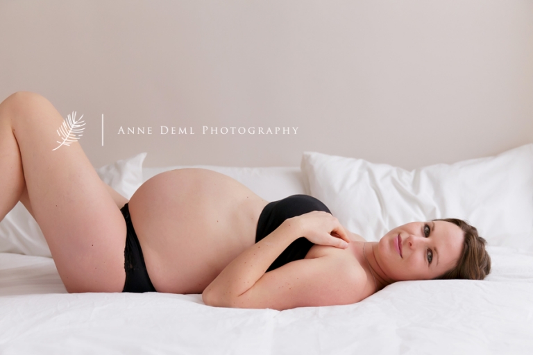 geschmackvolle_natureliche_babybauchfotografie_augsburg_anne_deml_babyfotograf_muenchen_fotostudio_schwangerschaft_babybauch_jasmin_001