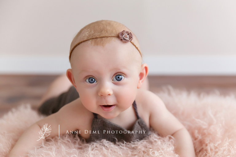 niedliche_Babyfotos_Augsburg_Babyshooting_freising_professionelle_Babyfotografie_muenchen_anne_deml_babyfotograf_fotostudio_zoe_03