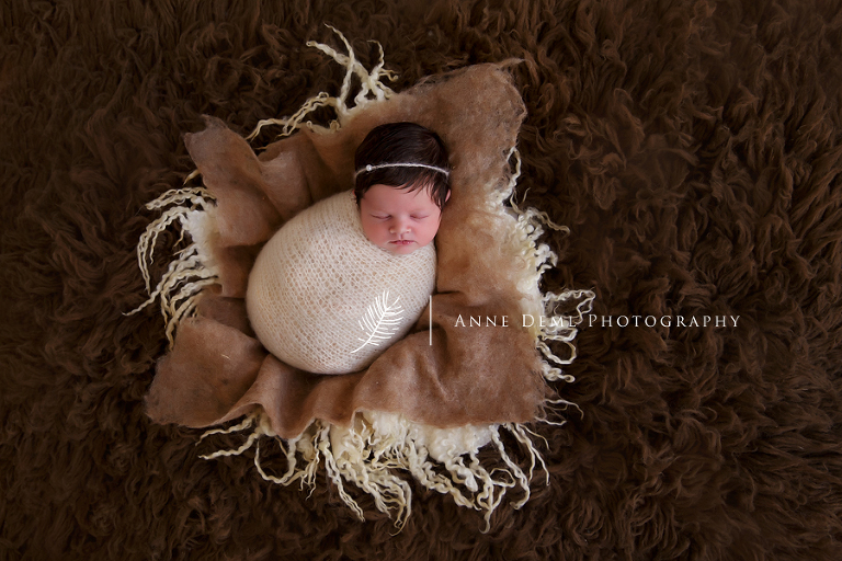 professionelle_babyfotos_augsburg_babyfotografin_anne_deml_liebevolle_suesse_neugeborenenbilder_schlafende_neugeborene_fotostudio_muenchen_marlene_01