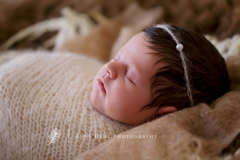 professionelle_babyfotos_augsburg_babyfotografin_anne_deml_liebevolle_suesse_neugeborenenbilder_schlafende_neugeborene_fotostudio_muenchen_marlene_02