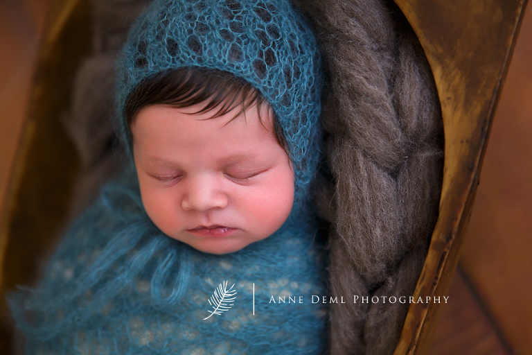 professionelle_babyfotos_augsburg_babyfotografin_anne_deml_liebevolle_suesse_neugeborenenbilder_schlafende_neugeborene_fotostudio_muenchen_marlene_03
