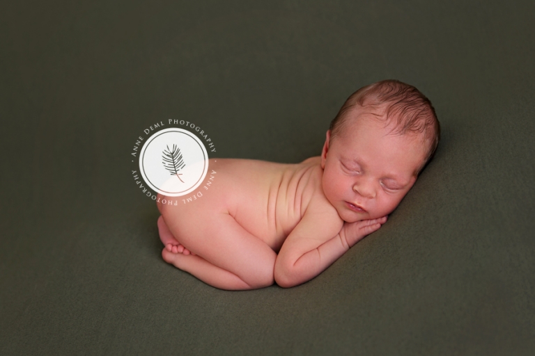 babyfotografin_anne_deml_professionelle_neugeborenenfotos_muenchen_liebevolle_einfuehlsame_babyfotografie_augsburg_fotostudio_freising_karl_17