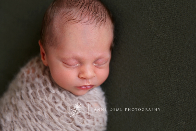babyfotografin_anne_deml_professionelle_neugeborenenfotos_muenchen_liebevolle_einfuehlsame_babyfotografie_augsburg_fotostudio_freising_karl_18