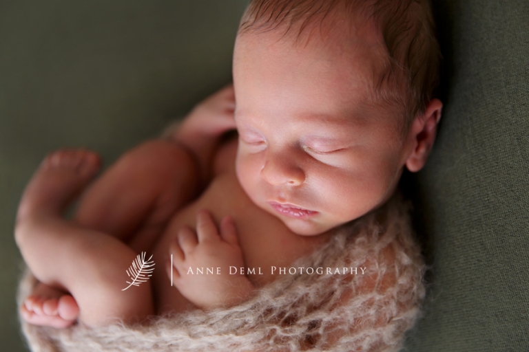 engelslaecheln_neugeborenenshooting_augsburg_suesse_babyfotos_muenchen_anne_deml_fotoatelier_babyfotograf_freising_hebamme_geburt_karl_10