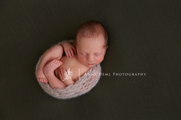 niedliche_babyfotos_augsburg_neugeborene_hebamme_muenchen_anne_deml_fotostudio_babyfotograf_freising_carl_01