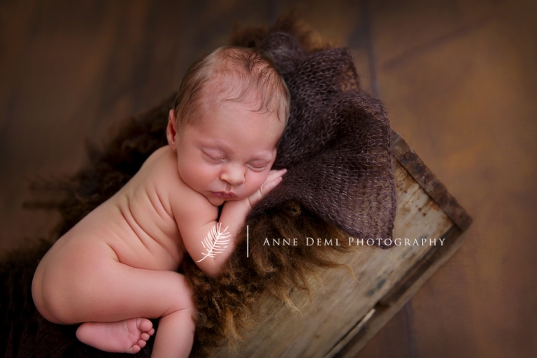 niedliche_babyfotos_augsburg_neugeborene_hebamme_muenchen_anne_deml_fotostudio_babyfotograf_freising_carl_02