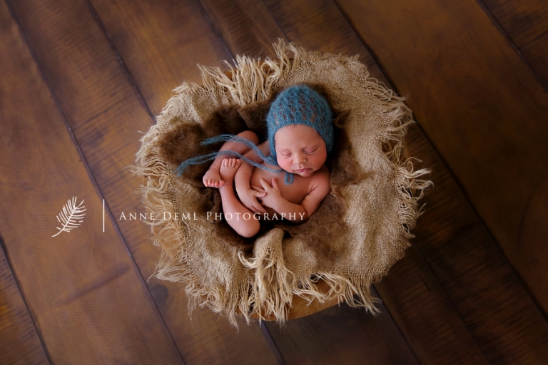 niedliche_babyfotos_augsburg_neugeborene_hebamme_muenchen_anne_deml_fotostudio_babyfotograf_freising_carl_03