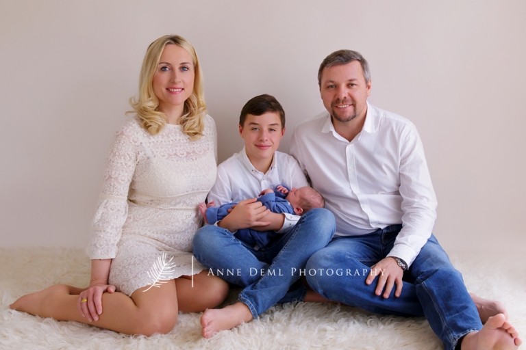 familienfotografie_muenchen_familienfotos_neugeborene_geschwister_neugeborenenshooting_anne_deml_augsburg_geburt_krankenhaus_hebamme_moritz_05