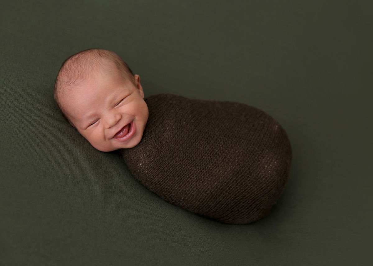 Neugeborenenshooting München Engelslächen Baby